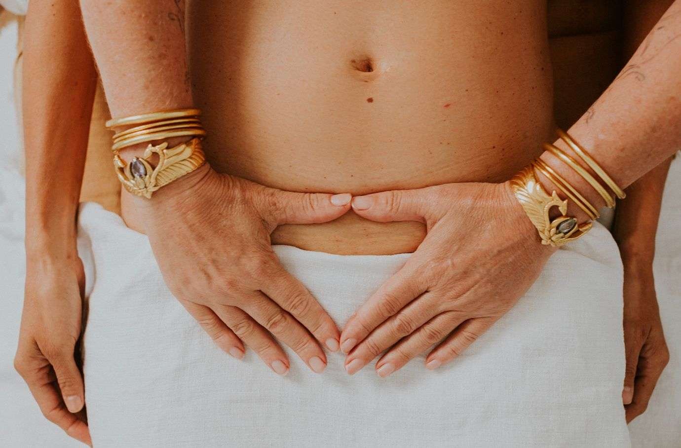 1 Woman lying on massage table waiting for a integrative womb hara massage as a part of the integrative womb hara massage practitioner training